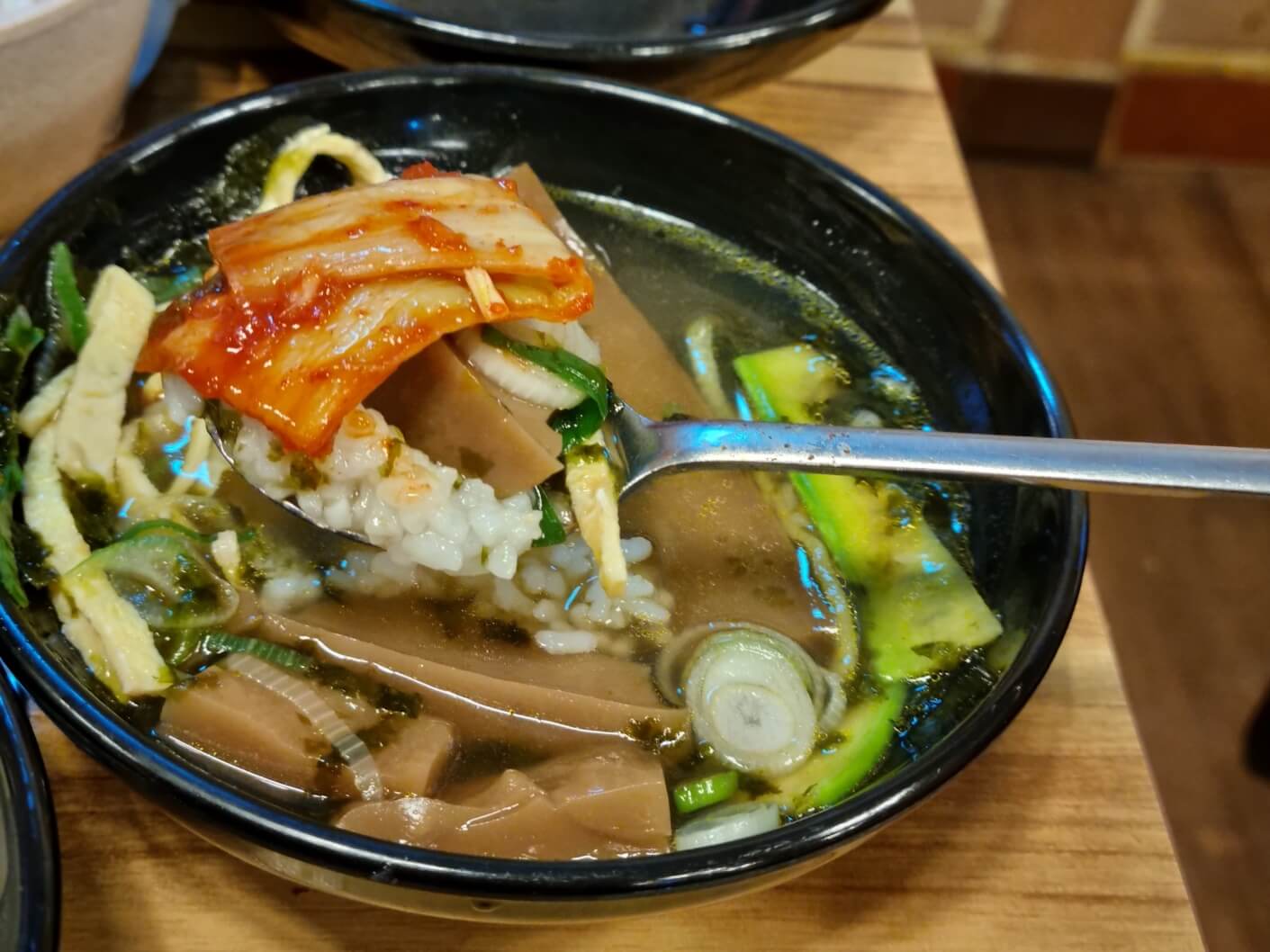 도토리-국밥-먹는모습