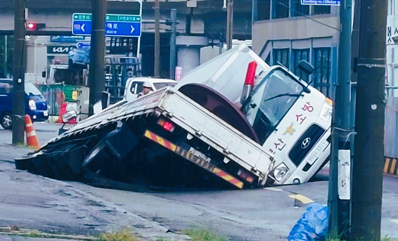 2024년 9월: 트럭 2대가 8m 깊이로 추락한 대형 싱크홀 사고