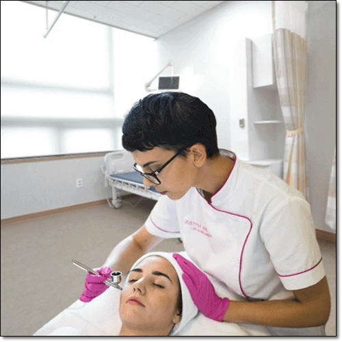 피부 관리 받는 여성