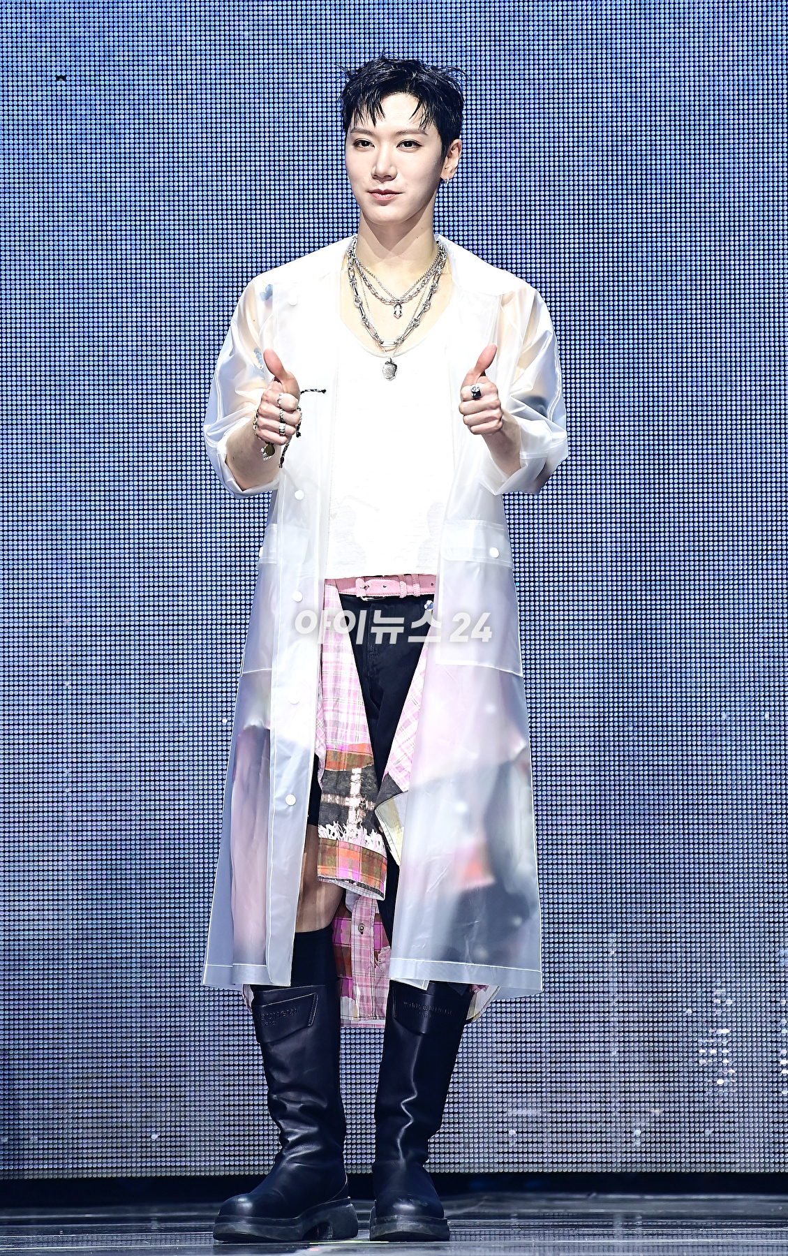 NCT 텐이 13일 오후 서울 광진구 예스24 라이브홀에서 첫 미니앨범 'TEN' 발매 기념 쇼케이스에서 기념촬영을 하고 있다. [사진=곽영래 기자]