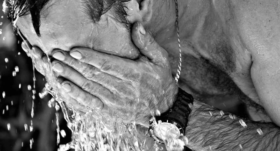 눈이 붓는 이유를 알고 눈 붓기 빼는 법으로 세수를 하고 있다