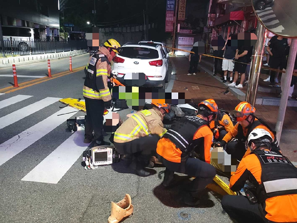 지난 1일 밤 10시 16분께 강원 속초시 조양동에서 오토바이가 음주운전 차량과 충돌한 후 인도로 튕겨 나가 오토바이 운전자를 포함한 4명이 부상을 당했다. 강원자치도소방본부 제공. [사진=뉴시스]