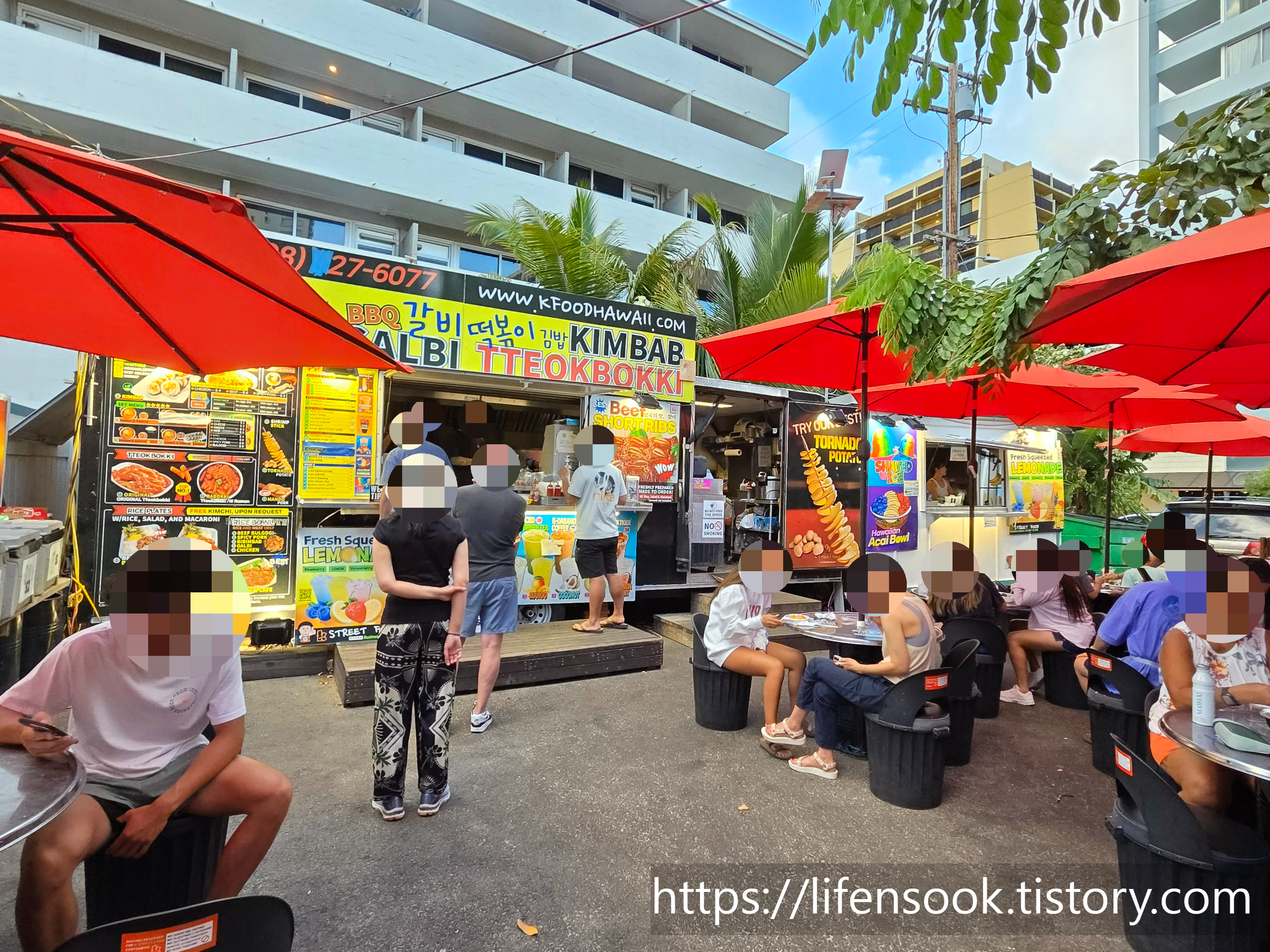 케이 스트리트푸드 푸드트럭과 야외좌석