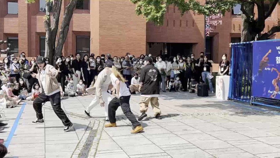 혜화동은 대학로 라고 불리우며 연극과 뮤지컬 공연의 거리로 유명하며 생동감 넘치는 거리공연들로 에너지가 넘친다