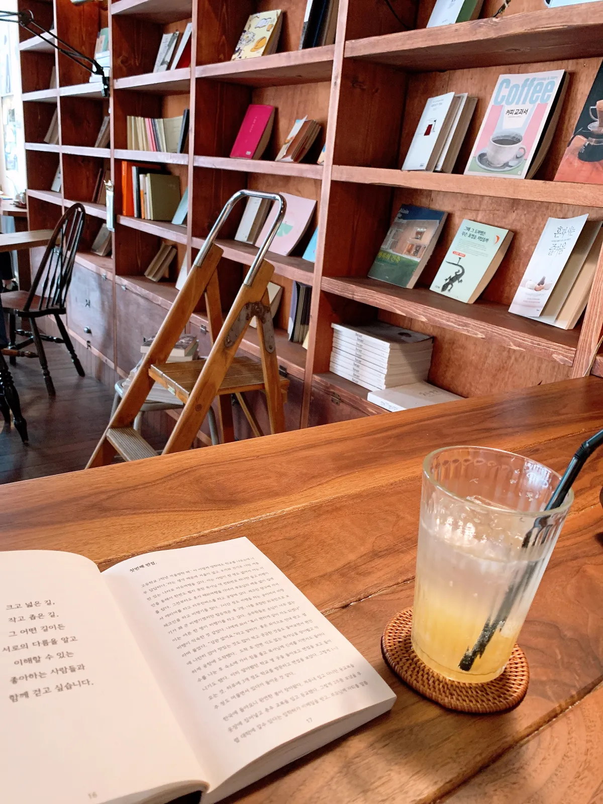 벽-한면을-채우는-책장