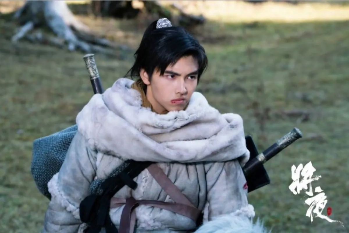 장야1-두꺼운-흰옷입고-째려보는-녕결-진비우