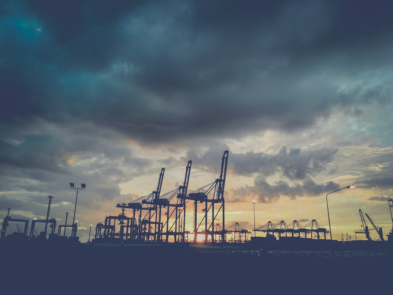 🚢 컨테이너크레인운전 기능사 취득으로 항만 물류 전문 인력으로 성장하는 방법