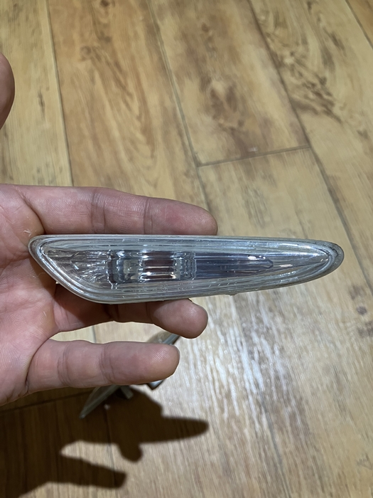 복원 작업 완료 후 사이드 마커를 손에 들고 확인하는 장면