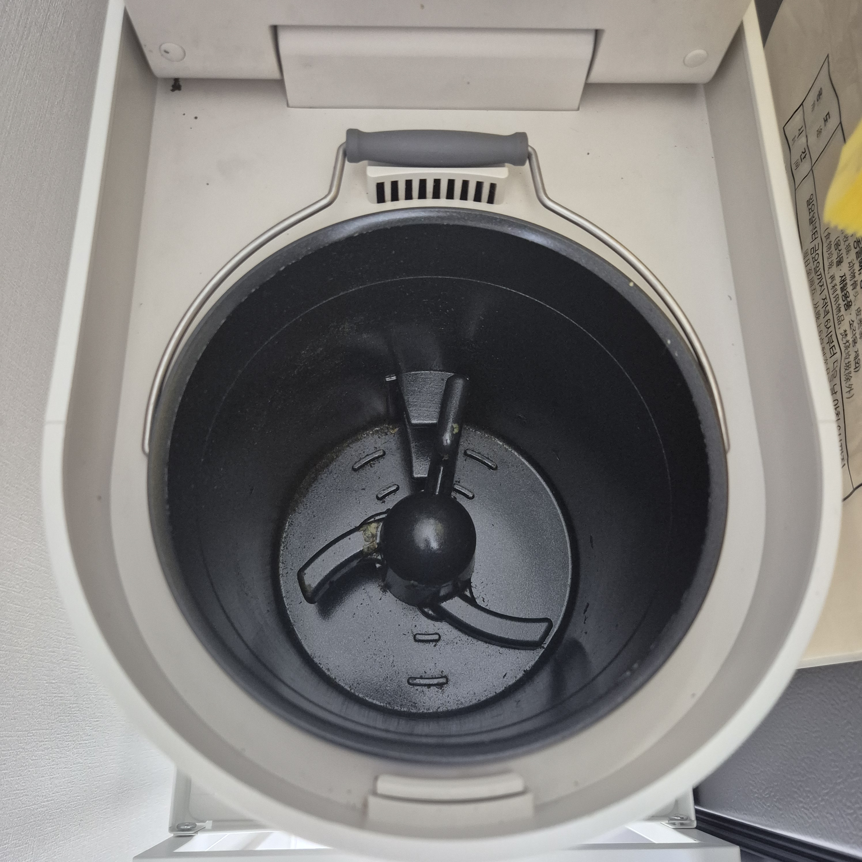 치킨 뼈 투입 전 미닉스 음식물처리기 내부