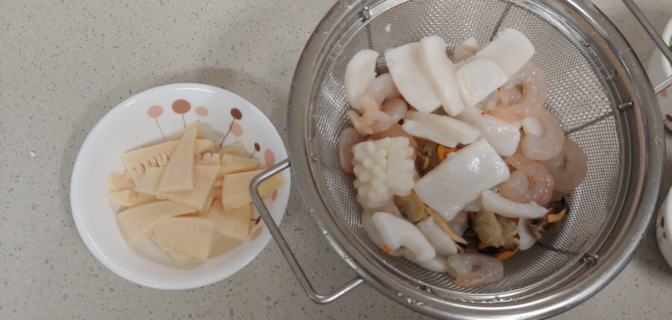 죽순과 해산물을 한번에 데쳤습니다. 대신, 죽순은 해산물과 같이 데치시는것보다 먼저 데치고 다음 해산물 순으로 하시는게 좋습니다.