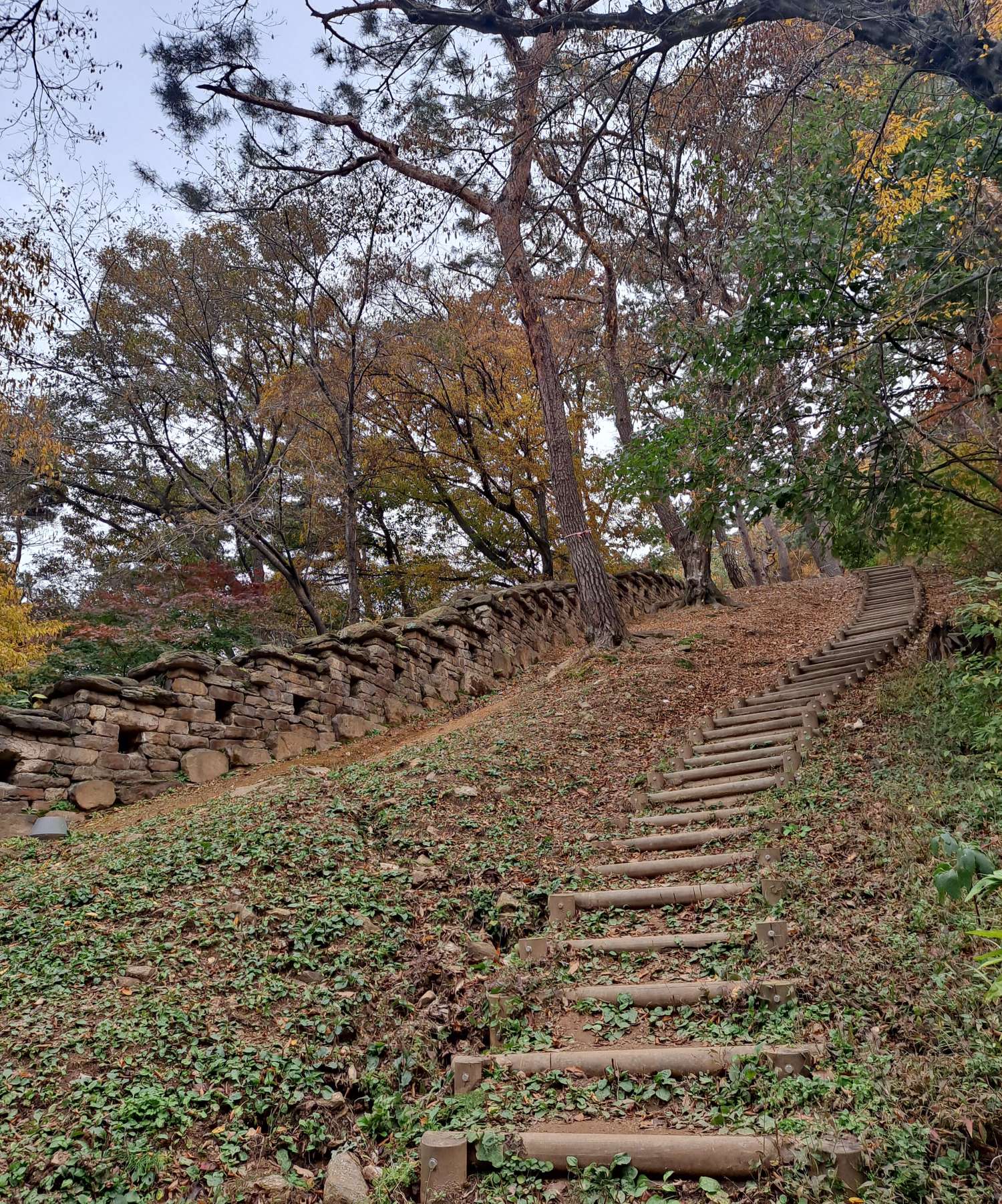 전등사 성벽 오르막길