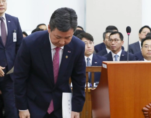 국회에서 특혜 채용에 소명하는 허철훈 사무차장