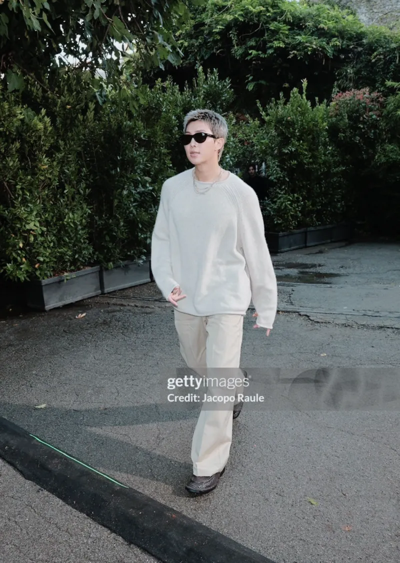 RM 보테가 베네타, RM 공항패션, BTS RM 보테가 베네타, RM 밀라노 패션위크, RM 오디세이 트롤리, 보테가 베네타 인트레치아토, 보테가 베네타 공항패션, 조용한 럭셔리, 실용적 럭셔리, BTS RM 패션, 2026 밀라노 패션위크, RM 럭셔리 패션, RM 스타일링, 보테가 베네타 가방, RM 런웨이 패션