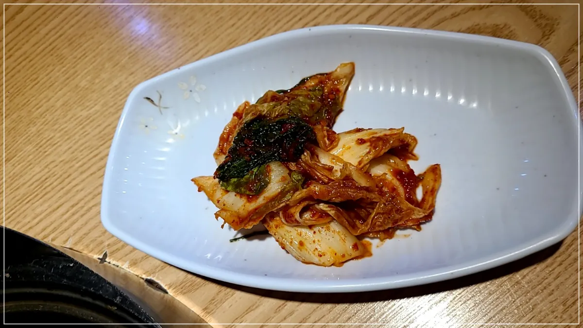 흰접시에 담긴 겉절이 배추김치