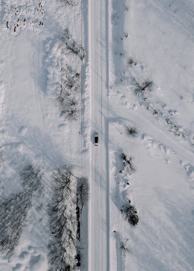 눈길&middot;빙판길에서 차가 미끄러질 때 대처방법 &mdash; 패닉 없이 살리는 7가지