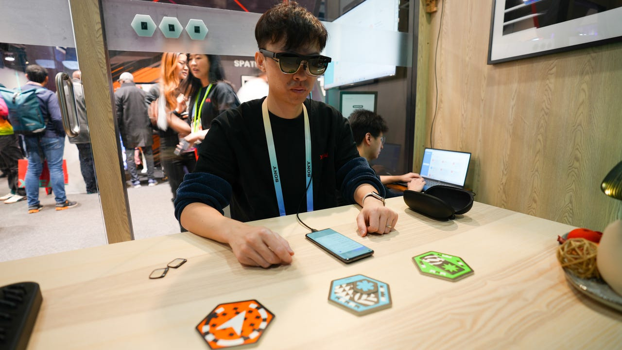 지금 Xreal은 스마트폰과 유선 연결해 이용한다는 큰 한계가 있다