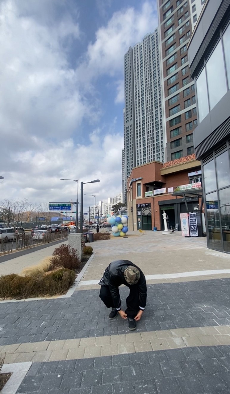 데일리룩(2024. 3. 2.) 엑스트라오디너리 카모 버킷햇 벙거지, 에이징씨씨씨 바시티 스타디움자켓, 무신사스탠다드 아란케이블 니트, 에러스익셉티드 데님팬츠, 나이키 킹맨 레더