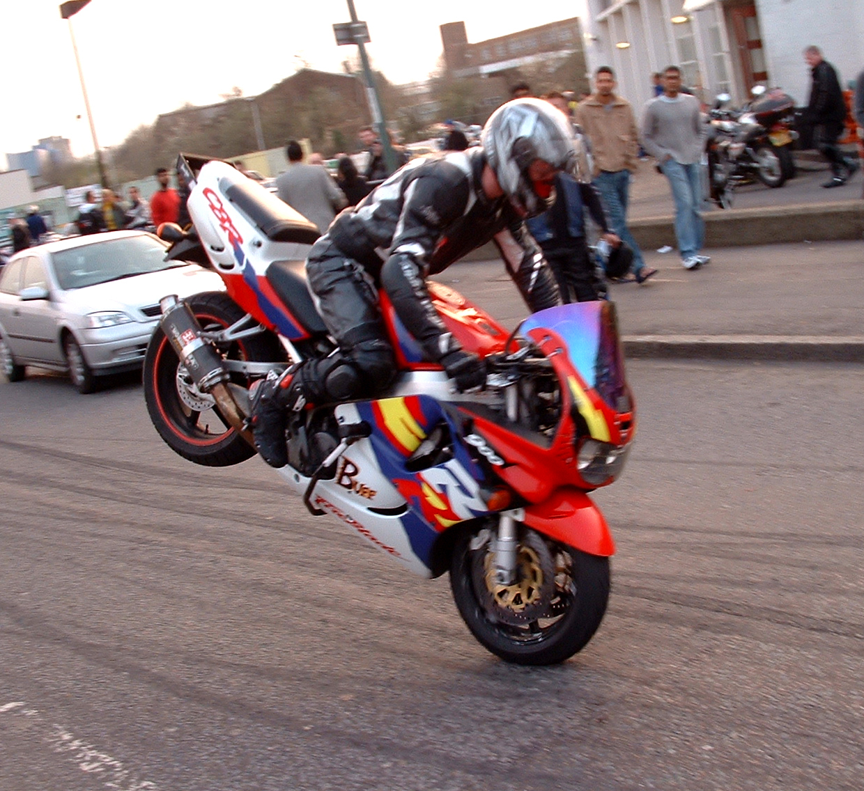 오토바이 급브레이크 잡는 모습