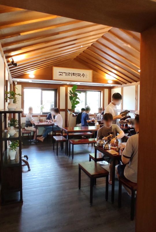 한옥의 중목구조를 잘살린 내부 인테리어