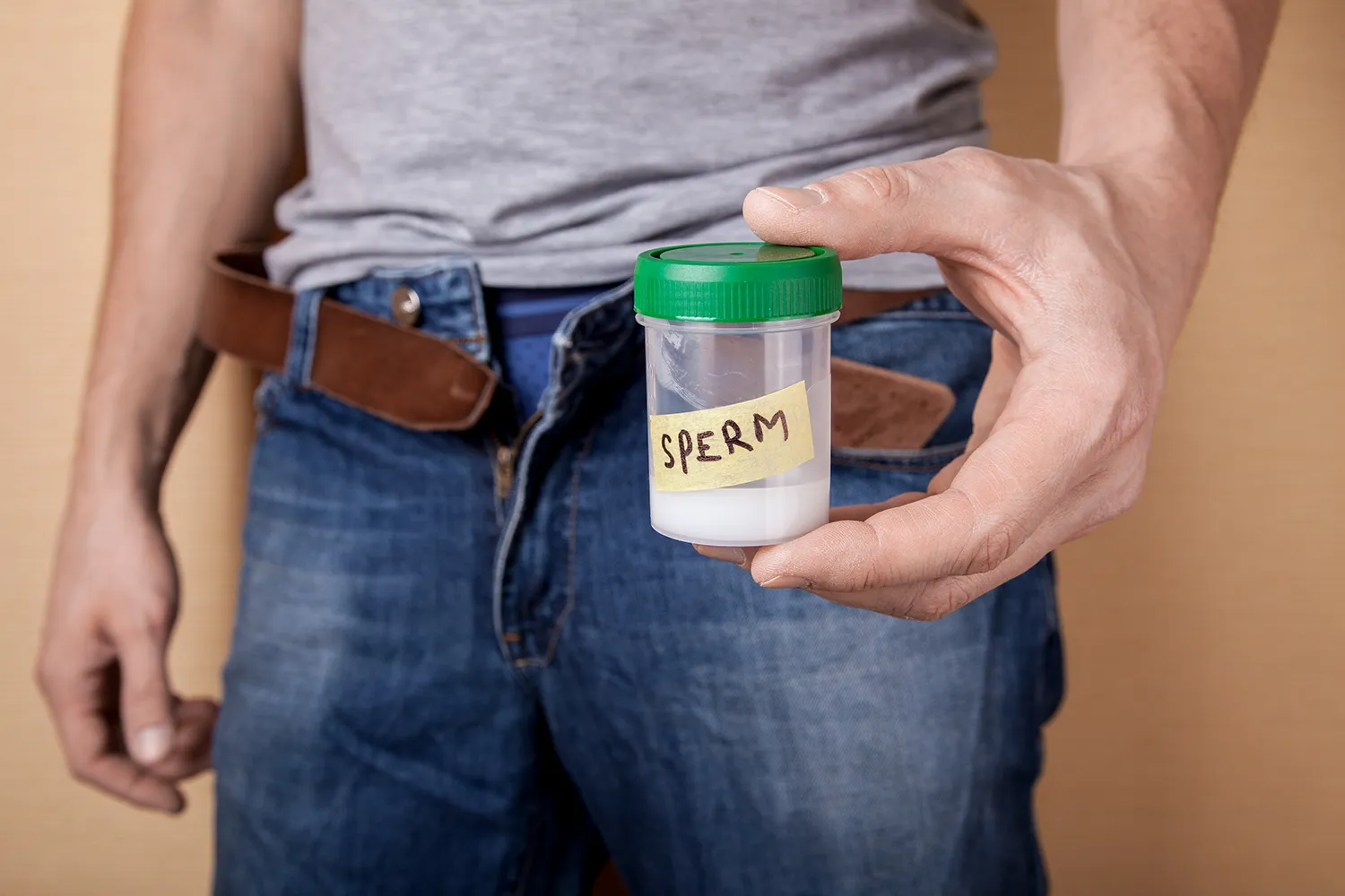 남자가-손에-채취한-정액이-담긴-통을-들고-있습니다