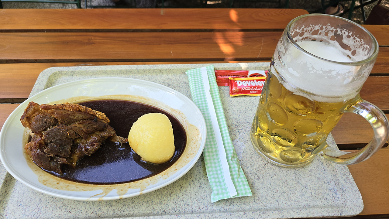 뮌헨 아우구스티너 켈러 슈바인학센과 생맥주