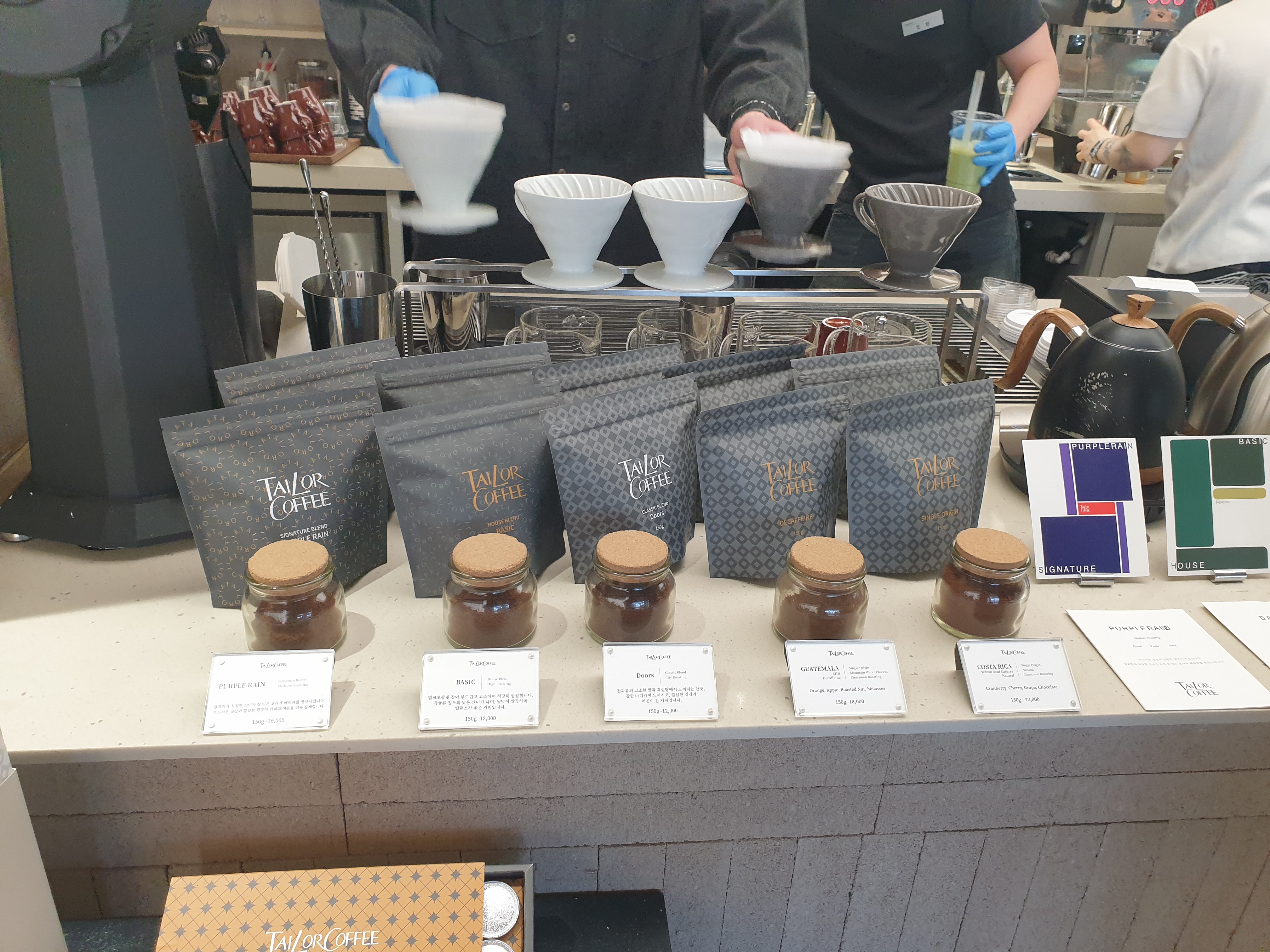 하리오 V60과 드립포트 그리고 판매용 원두들이 진열되어 있다.