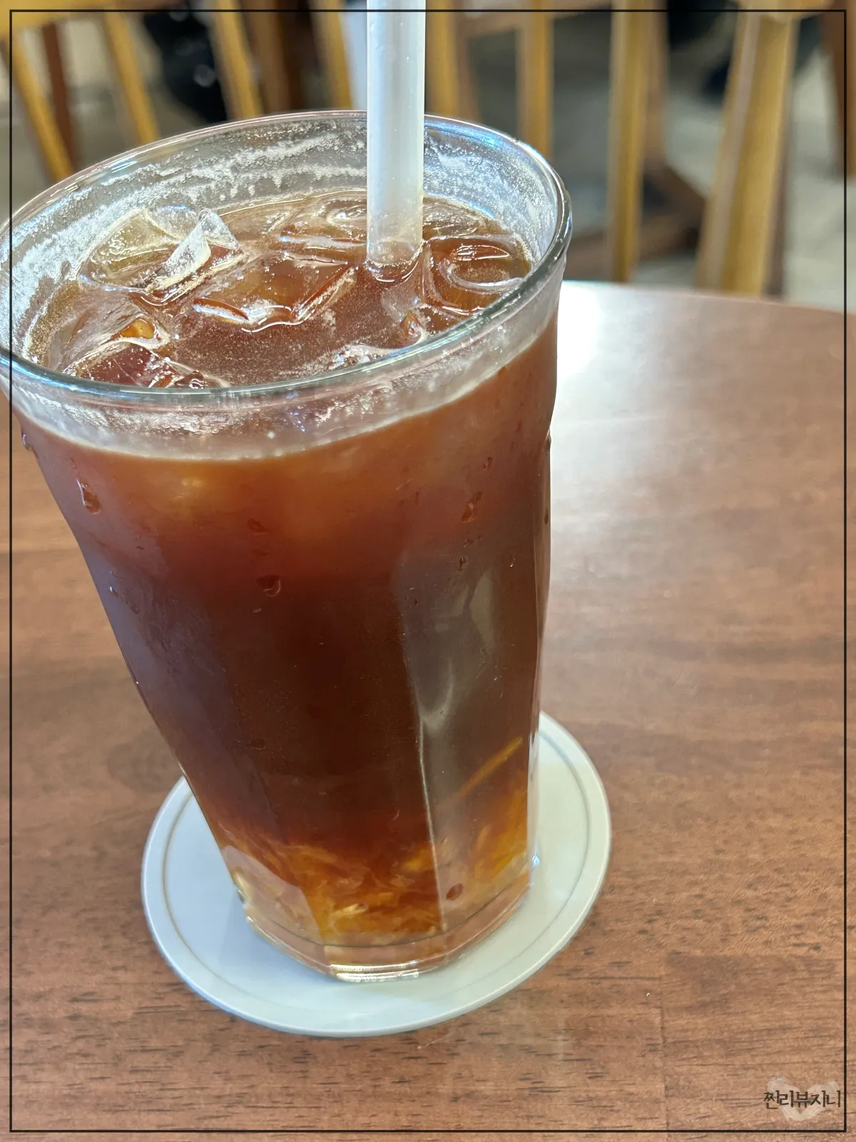 송리단길-카페-우무드-메뉴-유자-아메리카노가-섞여서-테이블에-있는-모습