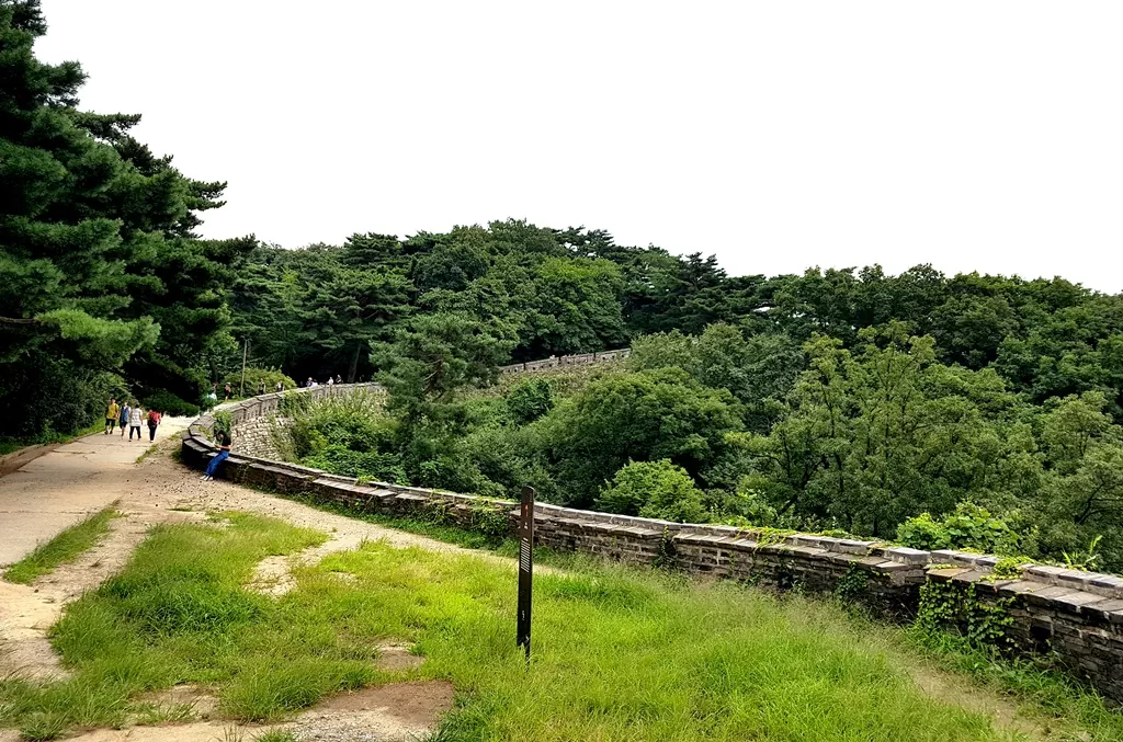북문에서 수어장대로 이어지는 호젓한 숲길.