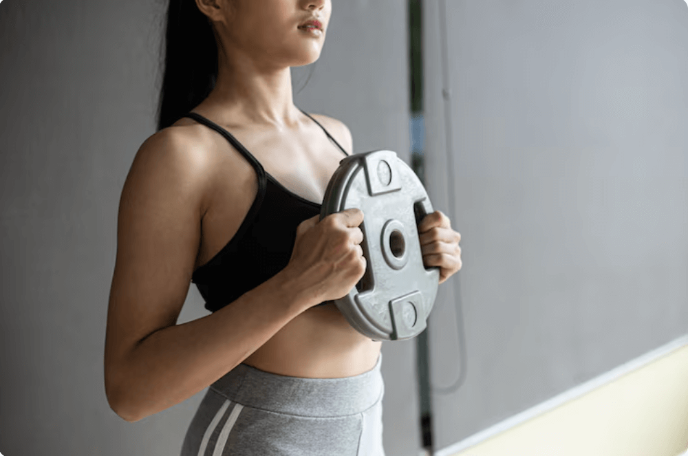 실내에서 운동하고 있는 여성