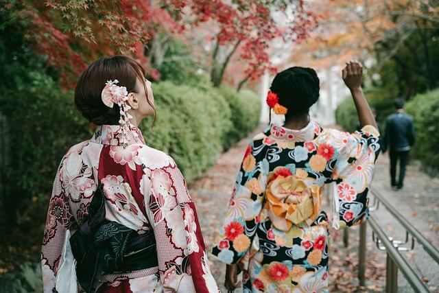 일본 전통복을 입은 관광객 뒷모습