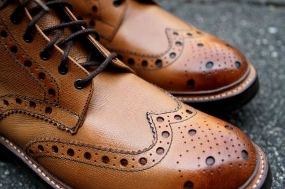 갈색 윙팁 사진 앞부분