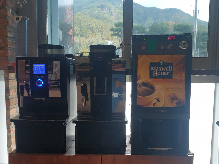 커피 머신 3대 우측부터 전자동, 전자동, 믹스 커피 머신