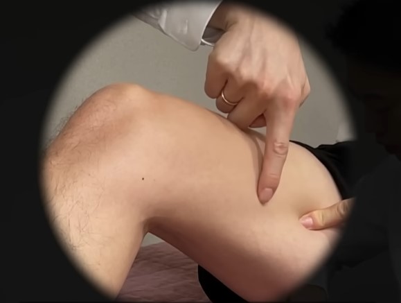 봉공근 이완 마사지 하는 모습