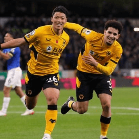 골인후 동료와 달리며 기뻐하는 황희찬