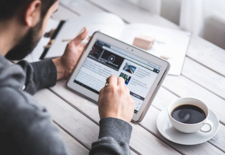 디지털 독서 (이미지 : 픽사베이. 무료 상업적 이용가능) 
* 출처 : https://pixabay.com/ko/photos/%EB%82%A8%EC%84%B1-%EB%8F%85%EC%84%9C-%ED%84%B0%EC%B9%98-%EC%8A%A4%ED%81%AC%EB%A6%B0-791049/