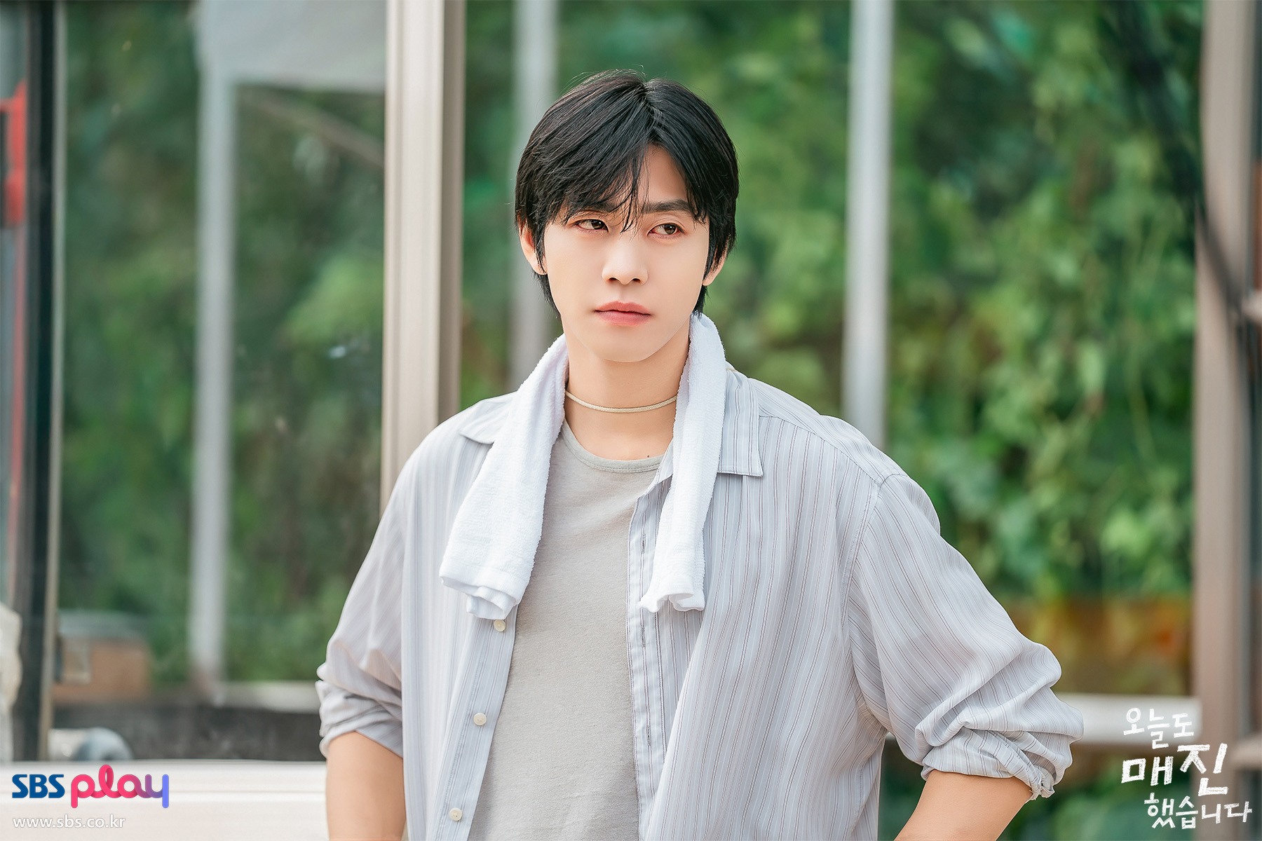 목에 수건을 두른 채 농장 앞에 서 있는 매튜 역 안효섭