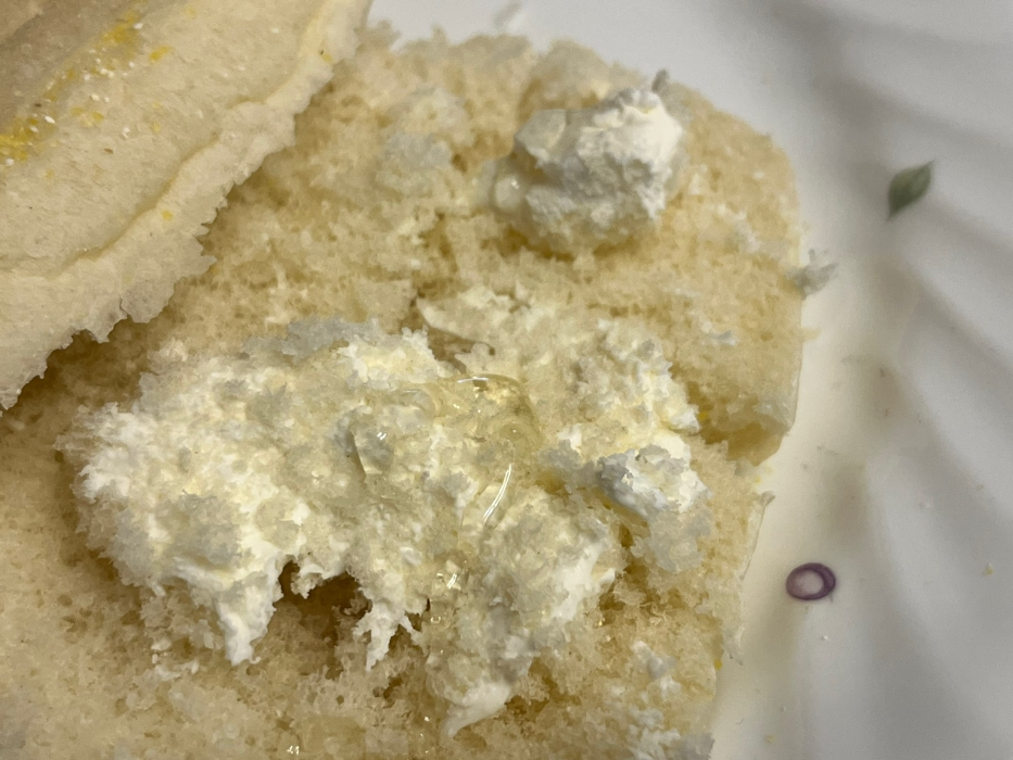 꿀은 조금만 뿌려도 됨