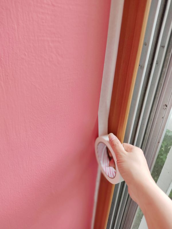 창틀 끝부분에 붙이는 마스킹 테이프