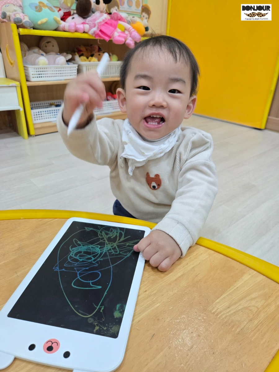 아기 낙서하기 행동 발달