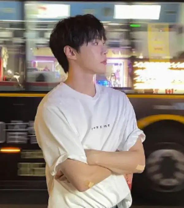 가수-도영-사진