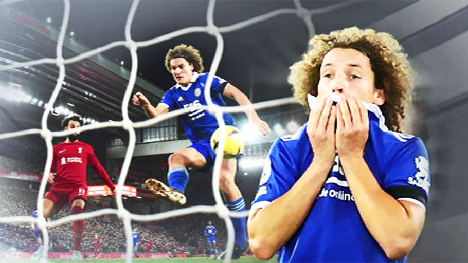 외국 축구경기에서 자책골을 넣고 슬퍼하는 선수 사진