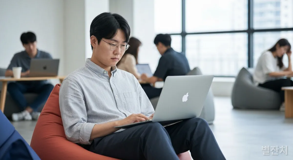 코워킹 스페이스에서 노트북으로 일하는 MZ세대