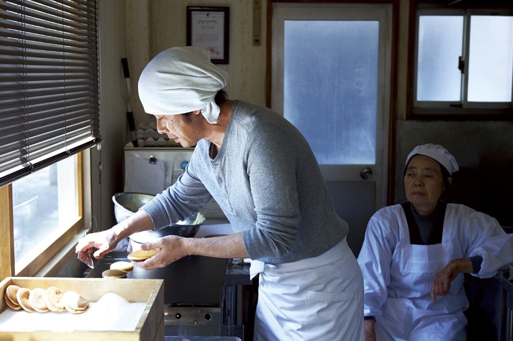 영화 단팥인생이야기 속 전통 단팥빵을 만드는 장인과 그의 곁을 지키는 인물