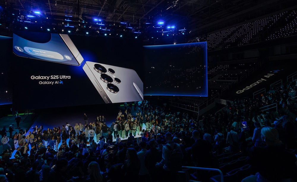 ▲ 22일(현지시간) 미국 새너제이에 위치한 &lsquo;SAP센터&rsquo;에서 개최된 상반기 &lsquo;갤럭시 언팩 2025&rsquo; 제품 체험존으로 입장하는 관람객들