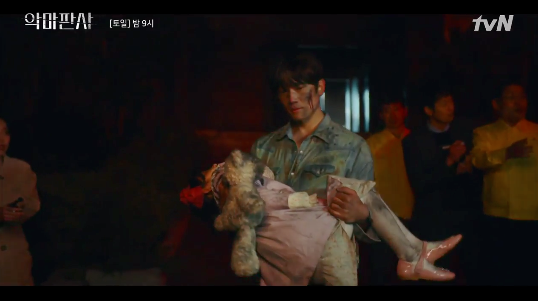 악마판사4회방송에서_불에탄_성당에서엘리아를_안고나오는_강요한판사