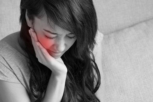 입안이 아픈 여성