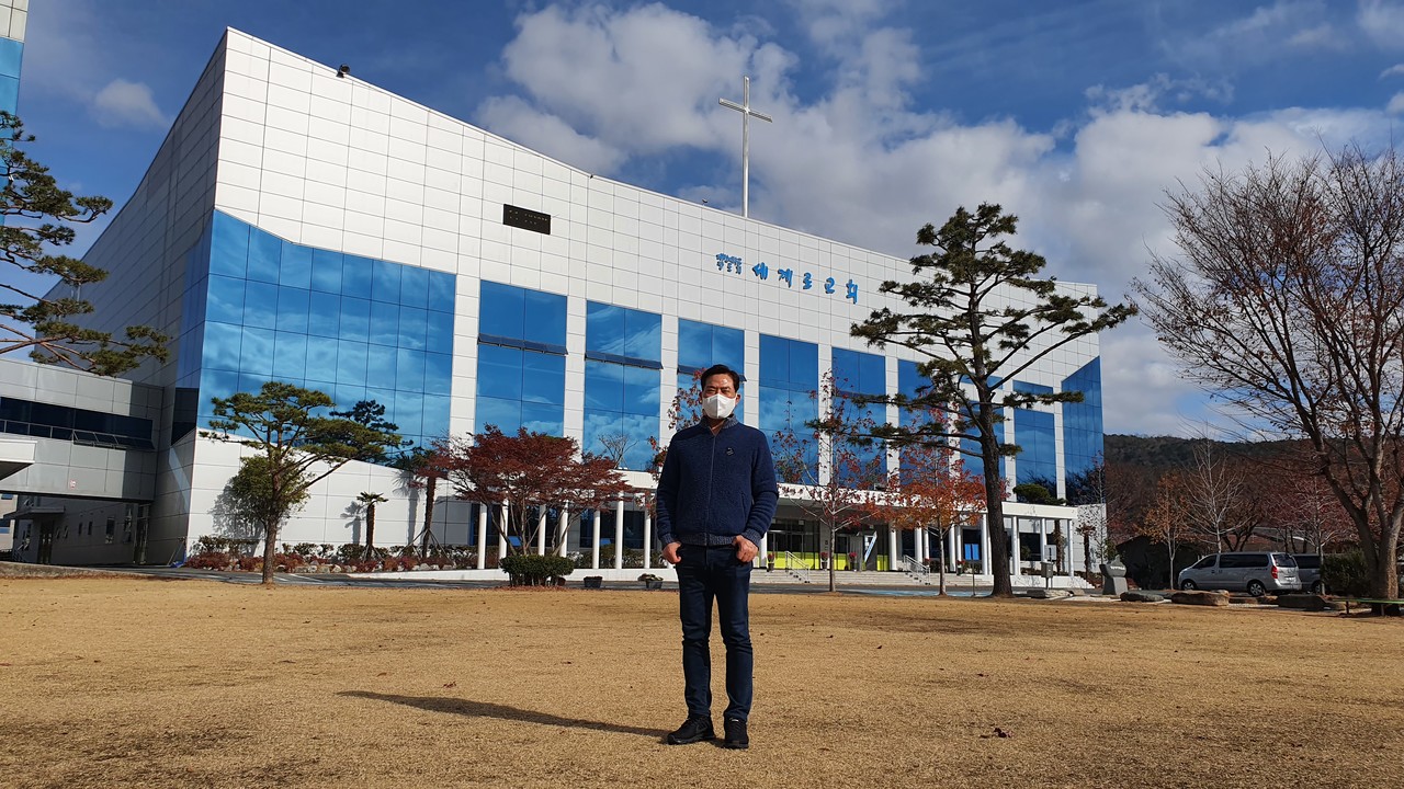 손현보 목사 프로필 나이 세계로교회 관련 세계로교회 앞에 있는 손현보 목사 이미지