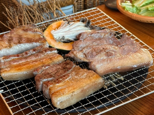 작제도 흑돼지 장작구이 음식