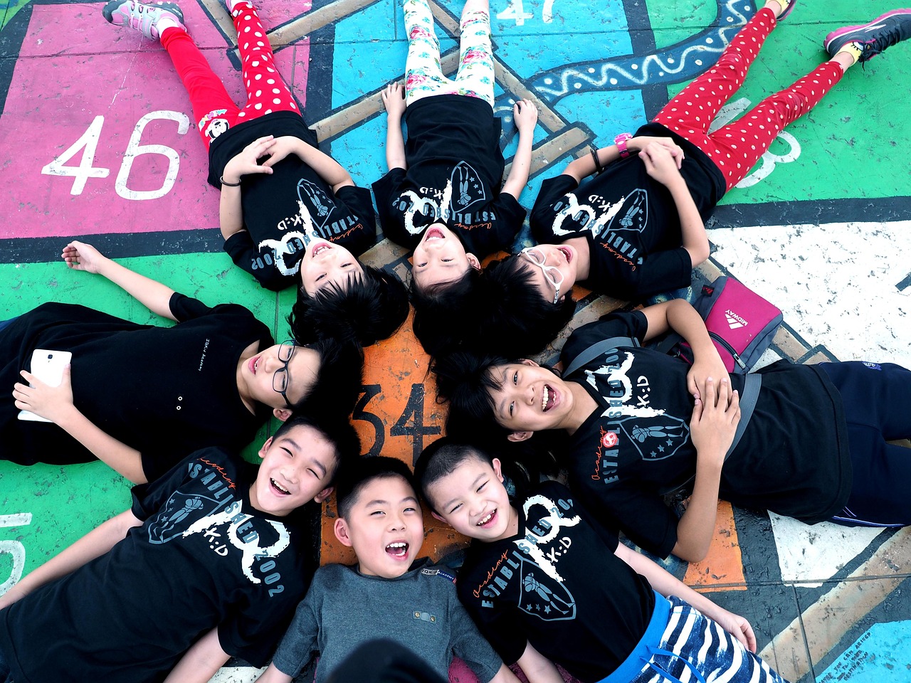 누워 있는 아이들