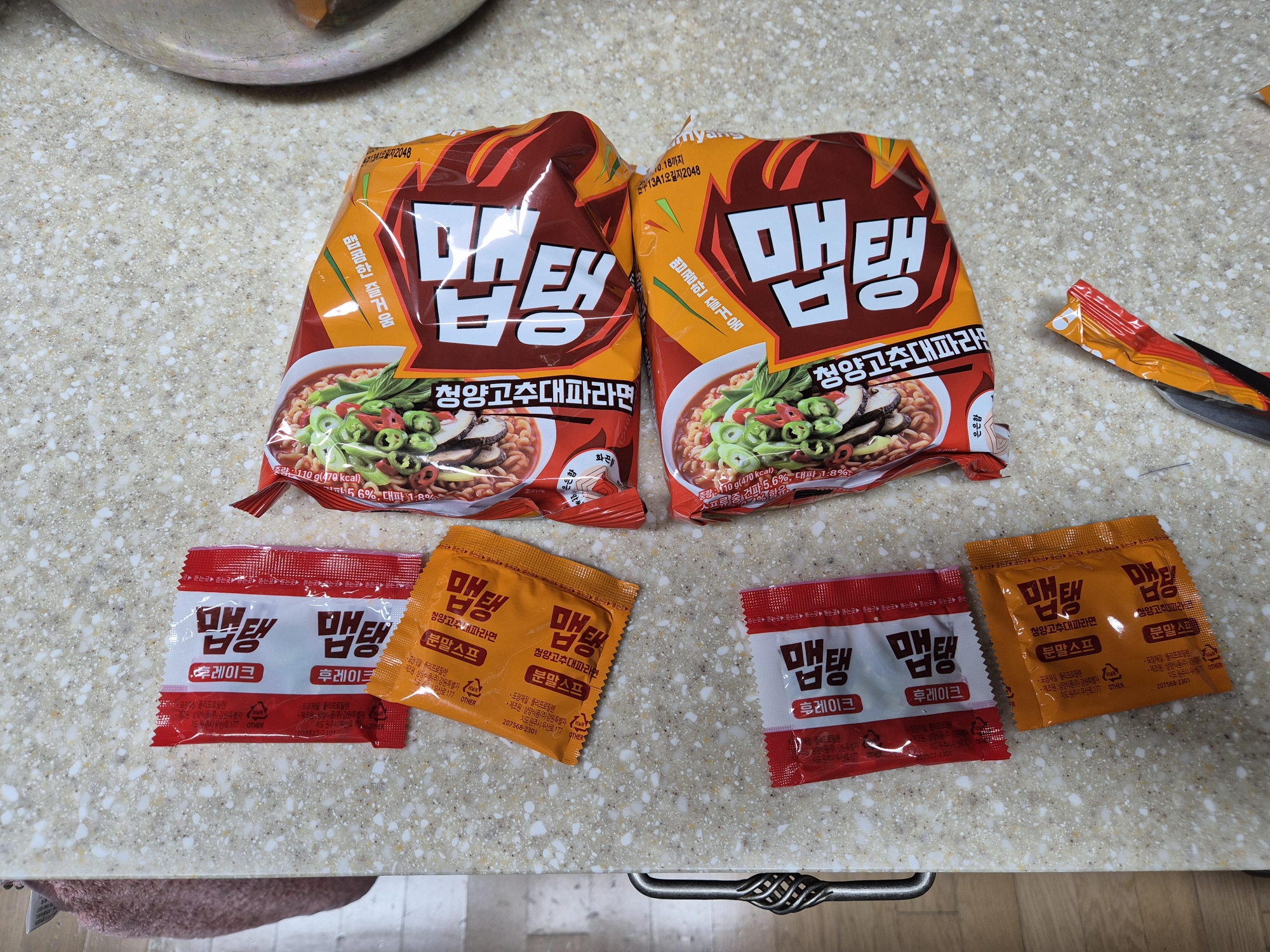 삼양 맵탱 라면 후레이크 스프1개, 분말스프 1개